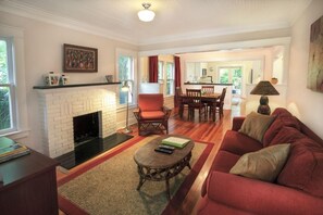 Hus, flere senger, bassengutsikt (Mango Haus  2bd 2ba  Private Pool and) | Oppholdsområde