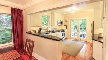 Rumah, Beberapa Tempat Tidur, pemandangan kolam renang (Mango Haus  2bd 2ba  Private Pool and) | Dapur pribadi | Oven, ketel listrik, dan pemanggang roti