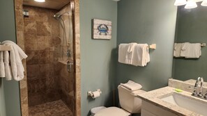 Dusche, Haartrockner, Handtücher