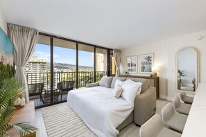 1 bedroom, iron/ironing board, WiFi, bed sheets - New Waikiki Golden Gem: 1 Br w/ Free Parking  (Honolulu)