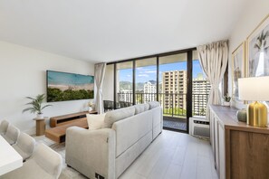TV - New Waikiki Golden Gem: 1 Br w/ Free Parking  (Honolulu)