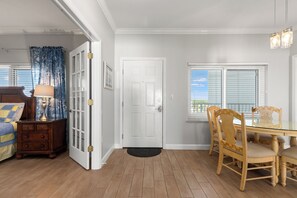 4 عدّة غرف نوم ومكواة/لوح كي وواي فاي مجانًا وملاءات أسرّة