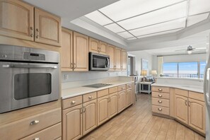 ثلاجة، ميكروويف، فرن، موقد طهي مسطح