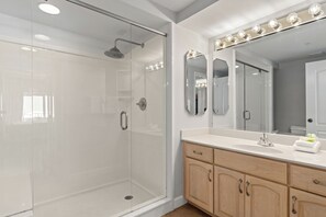 Shower, hair dryer, towels - Coral Reef Unit#706 (Beachfront 4 bedroom 3 bath condo on the 7th floor) (Panama City Beach)