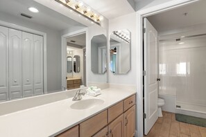 Chuveiro, secador de cabelo, toalhas de banho 