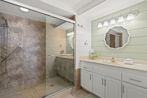 Een douche, een haardroger, handdoeken