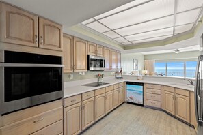 Frigorífico, microondas, placa de cocina y lavavajillas