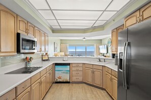 Refrigerador, microondas, placa de cocina, lavavajillas