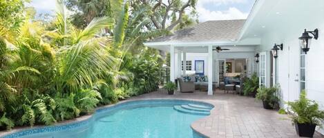 ハウス ベッド (複数台) (Palm Beach Oasis 3bd 3ba Private Po) | プール | 温水プール