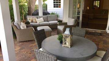 Rumah, Beberapa Tempat Tidur (Palm Beach Oasis  3bd 3ba  Private Po) | Tempat makan outdoor