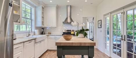 House, Multiple Beds (Palm Beach Oasis  3bd 3ba  Private Po) | Private kitchen