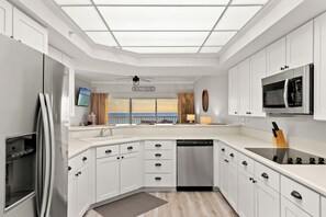 Refrigerador, microondas, horno y parrilla de estufa 