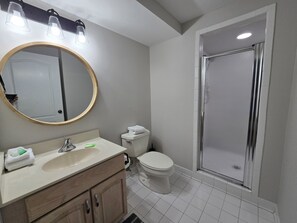 Douche, sĂšche-cheveux, serviettes fournies