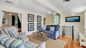 Casa, várias camas (The Blue Pearl 2bd 2br Private Pool ) | Área de estar | TV de tela plana