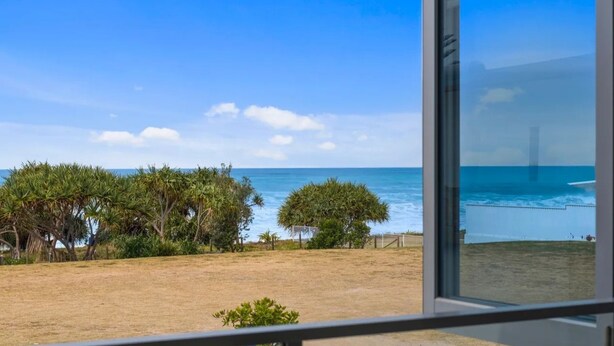 A view of a beach with palm trees and a clear sky. - Pearls on Sapphire Beach (Sapphire Beach)