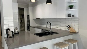 Kjøleskap, mikrobølgeovn, ovn og oppvaskmaskin