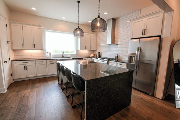 Fridge, microwave, oven, stovetop - Luxe Nashville 3-bedroom Townhouse w/rooftop deck (Nashville)