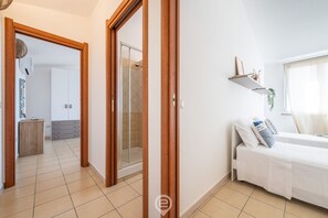 2 Schlafzimmer, Schreibtisch, Bügeleisen/Bügelbrett, Reisekinderbett