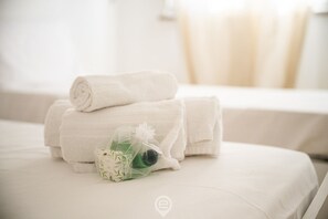 2 Schlafzimmer, Schreibtisch, Bügeleisen/Bügelbrett, Reisekinderbett