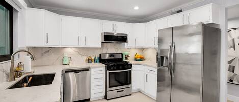 Réfrigérateur, micro-ondes, four, plaque de cuisson