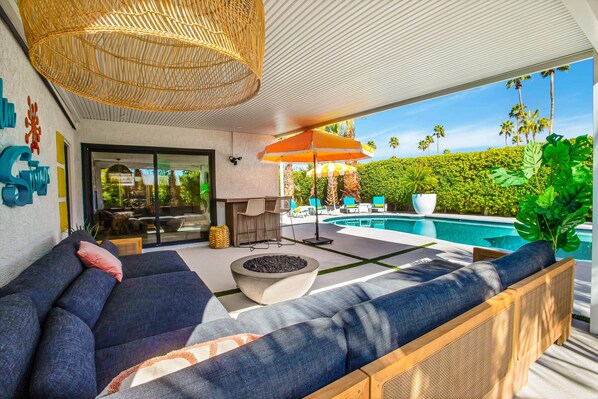 Terrace/patio - Mtn-view home with private pool, large patio, streaming, fireplace, grill, & W/D (Palm Springs)