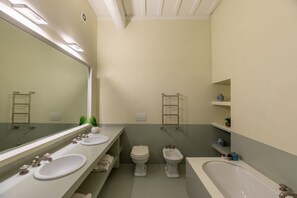 Haartrockner, Bidet, Handtücher, Toilettenpapier