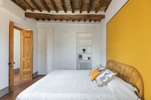 3 habitaciones, tabla de planchar con plancha, wifi y ropa de cama 