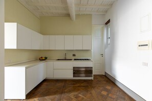 Refrigerador, horno, placa de cocina, cafetera/tetera