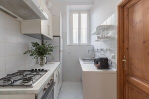 冷蔵庫、電子レンジ、オーブン、コンロ