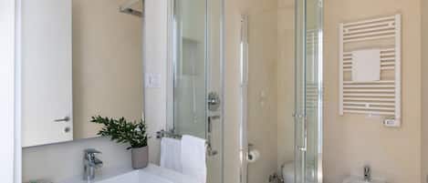 Dutxa, assecador de cabells, bidet i tovalloles