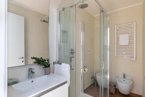 Douche, sèche-cheveux, bidet, serviettes fournies