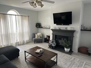 Smart TV, stereo - 3 bedroom in home in Enchanting Denton TX (Denton)