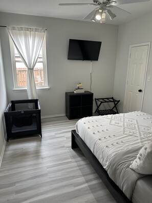 3 bedrooms, iron/ironing board, travel cot, free WiFi - 3 bedroom in home in Enchanting Denton TX (Denton)