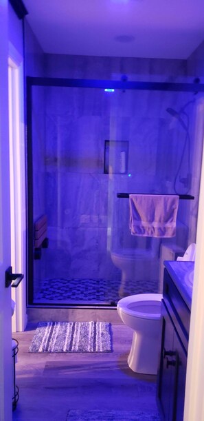 Douche, sèche-cheveux, serviettes fournies, savon