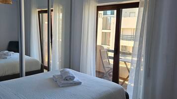 2 slaapkamers, een strijkplank/strijkijzer, gratis wifi, beddengoed