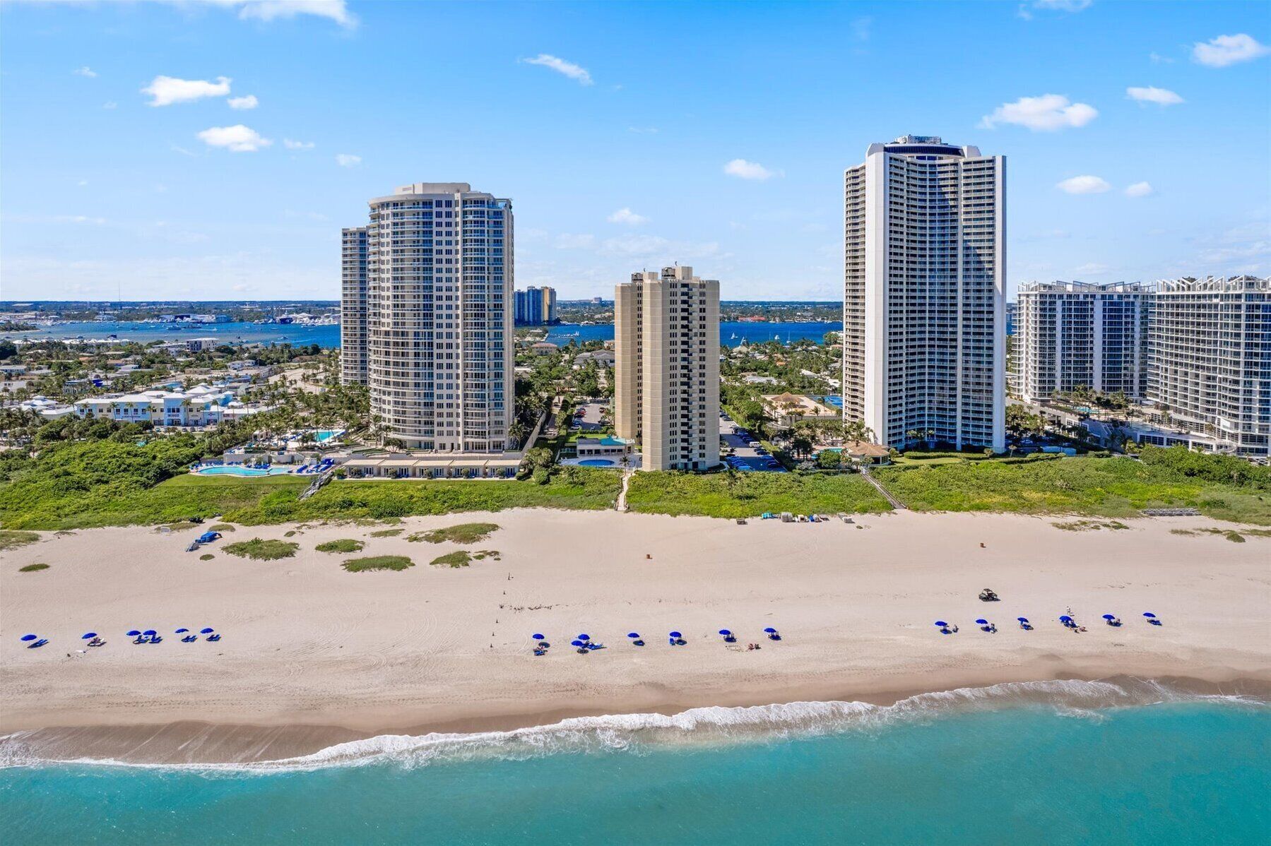 Spacious 2-bedroom condo in Singer Island with access to private beach