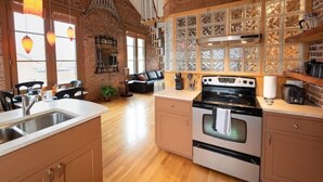 Une cuisine équipée d’une grande cuisinière, d’un évier et d’un coin repas avec une table et des chaises.