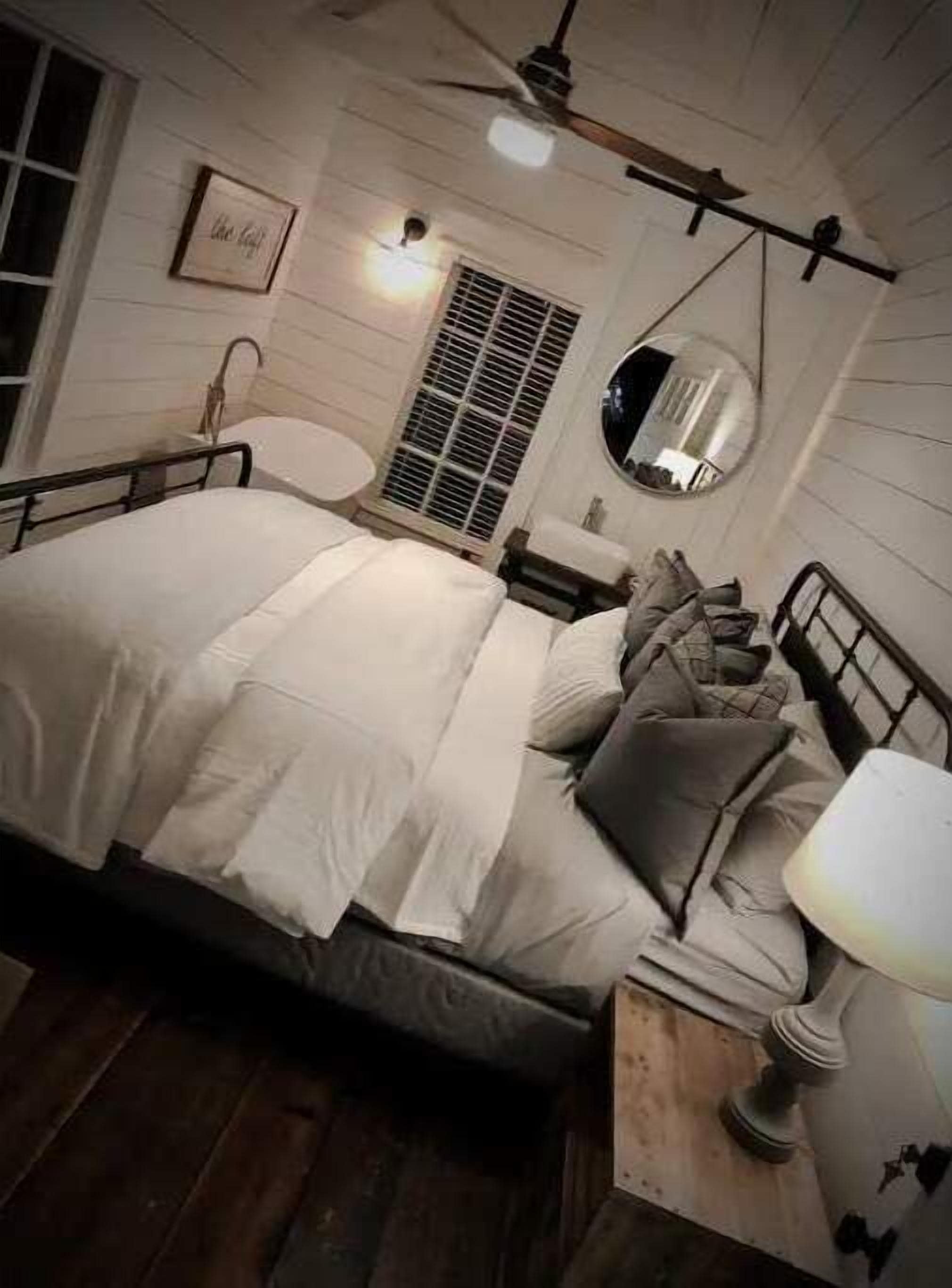 1 bedroom, bed sheets