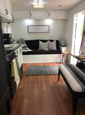 TV - LINVILLE Nostalgic Mountain Farm Glamping Camper on Wedding Venue, 10 acre farm (Linville)