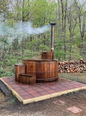 Property grounds - LINVILLE Nostalgic Mountain Farm Glamping Camper on Wedding Venue, 10 acre farm (Linville)