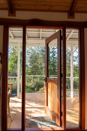 Quiet & Private Retreat w/Outdoor Soaking Tub

