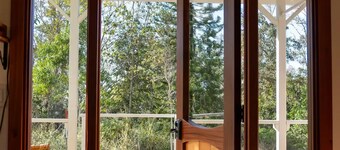 Quiet & Private Retreat w/Outdoor Soaking Tub

