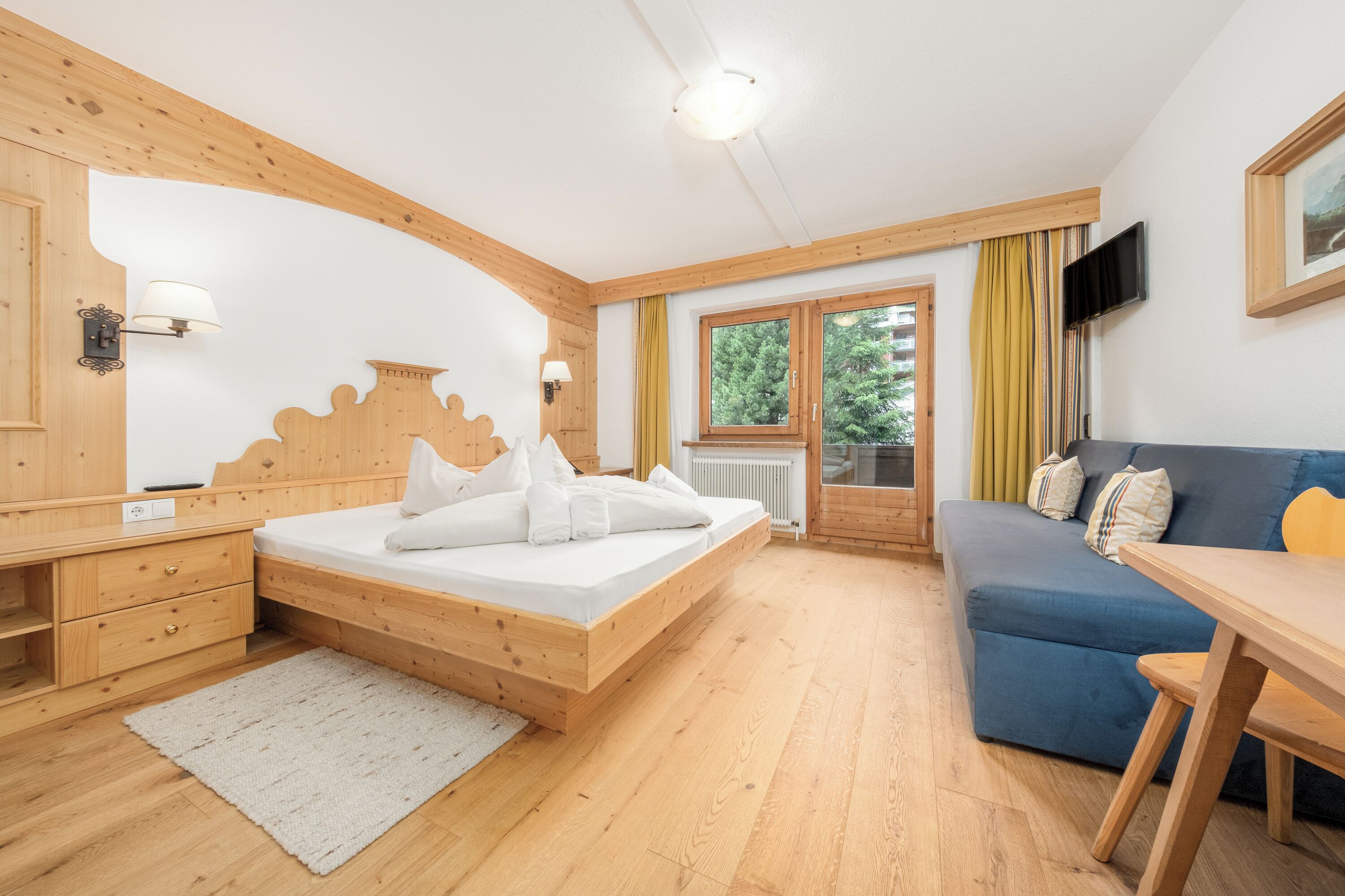 Dreibettzimmer, Balkon, Bergblick | Zimmersafe, Verdunkelungsvorhänge, Babybetten, kostenloses WLAN