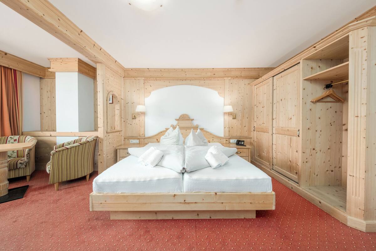 Junior Suite, Balcony, Mountain View | In-room safe, blackout drapes, cribs (surcharge), WiFi (free)