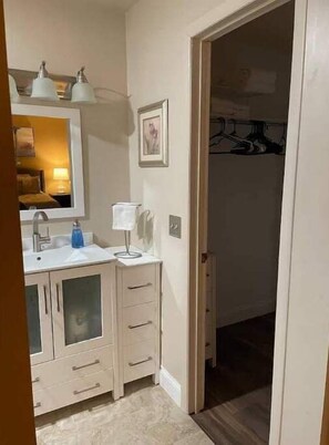 Chuveiro, toalhas de banho, sabonete, papel higiênico