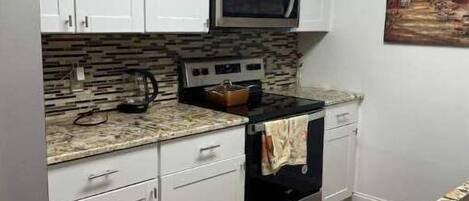 Kylskåp, mikrovågsugn, ugn och spishäll