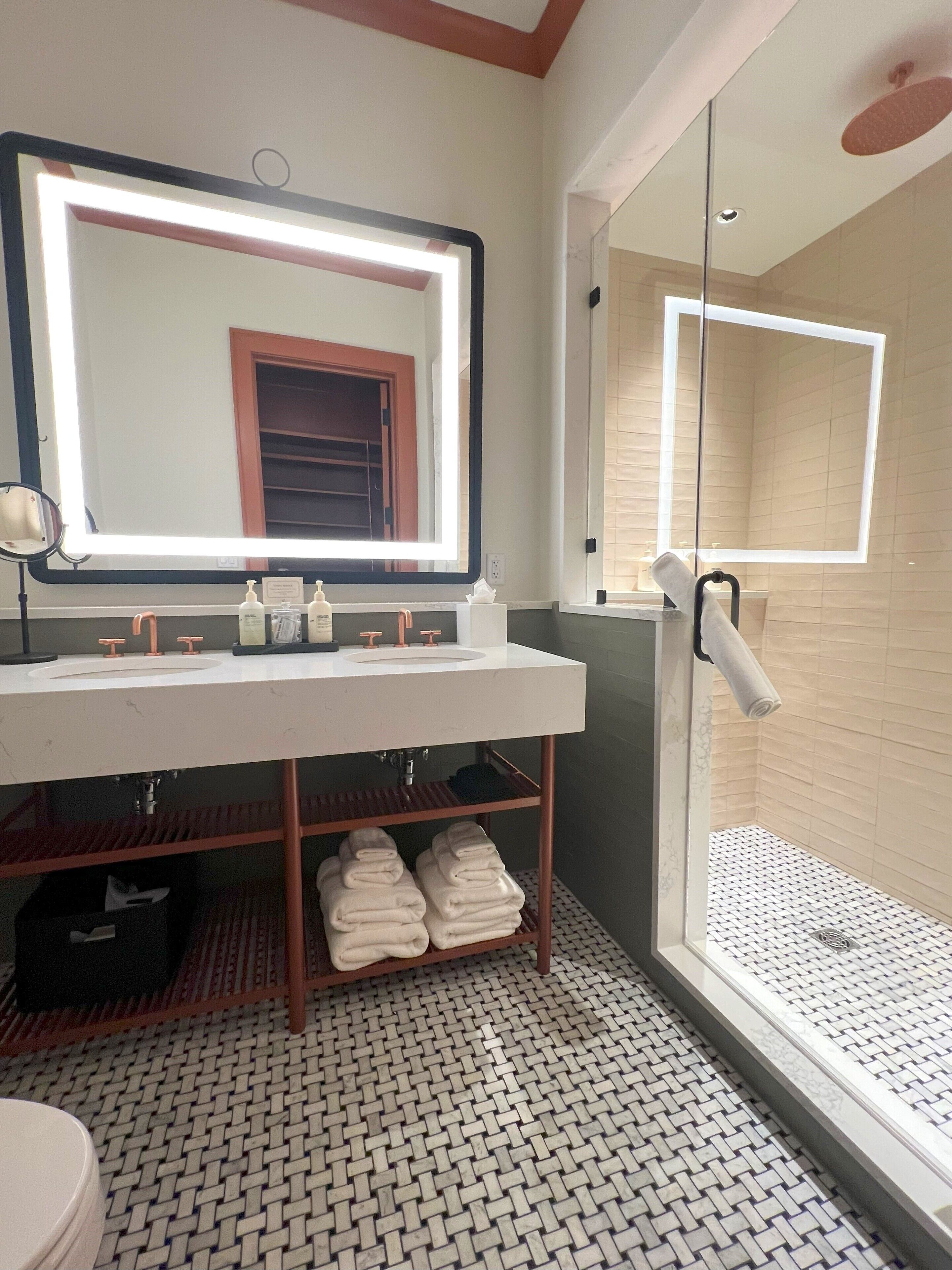 Quarto com design assinado, 1 cama King | Banheiro | Secador de cabelo, roupões de banho, toalhas de banho, sabonete