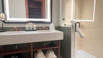 Habitación Prestigio, 1 cama King size | Baño | Secadora de cabello, batas, toallas, jabón