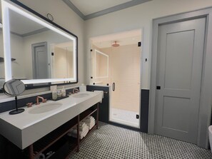Standard Double Room, 2 Queen Beds | Bathroom | Hair dryer, bathrobes, towels, soap - Copper Vine Winepub & Inn (New Orleans)