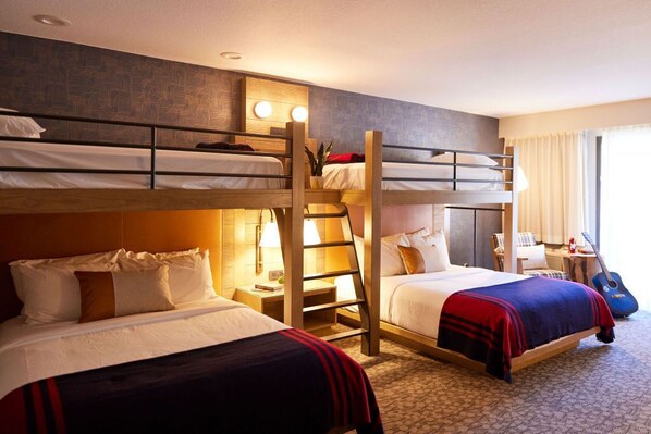 Caja de seguridad en la habitación y tabla de planchar con plancha 